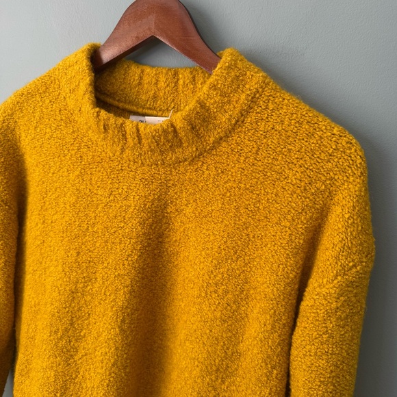 Old Navy Cozy Oversized Bouclé Crew Neck Sweater in Gold. NWT. XS - Picture 5 of 12